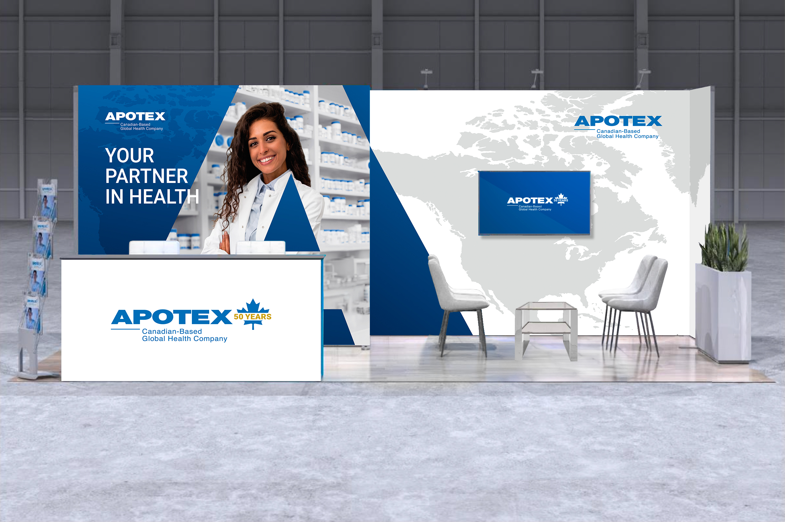 Maquette du stand de Apotex. De gauche à droite on a un présentoir avec des pamphlets, un bureau avec deux chaises derrière, un espace de type salle d’attente avec quatre chaises autour d’une table à café, une télévision et des plantes.