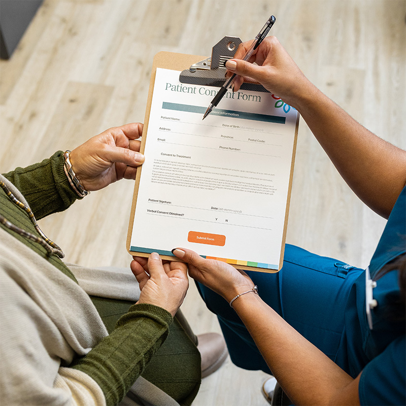 Clinicienne PerCuro passant en revue un formulaire de consentement du patient