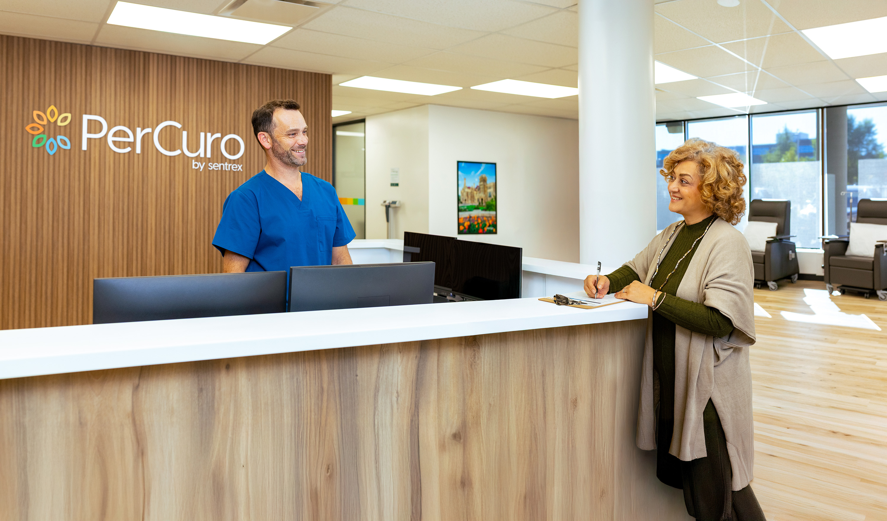 Infirmière PerCuro avec un patient à la clinique