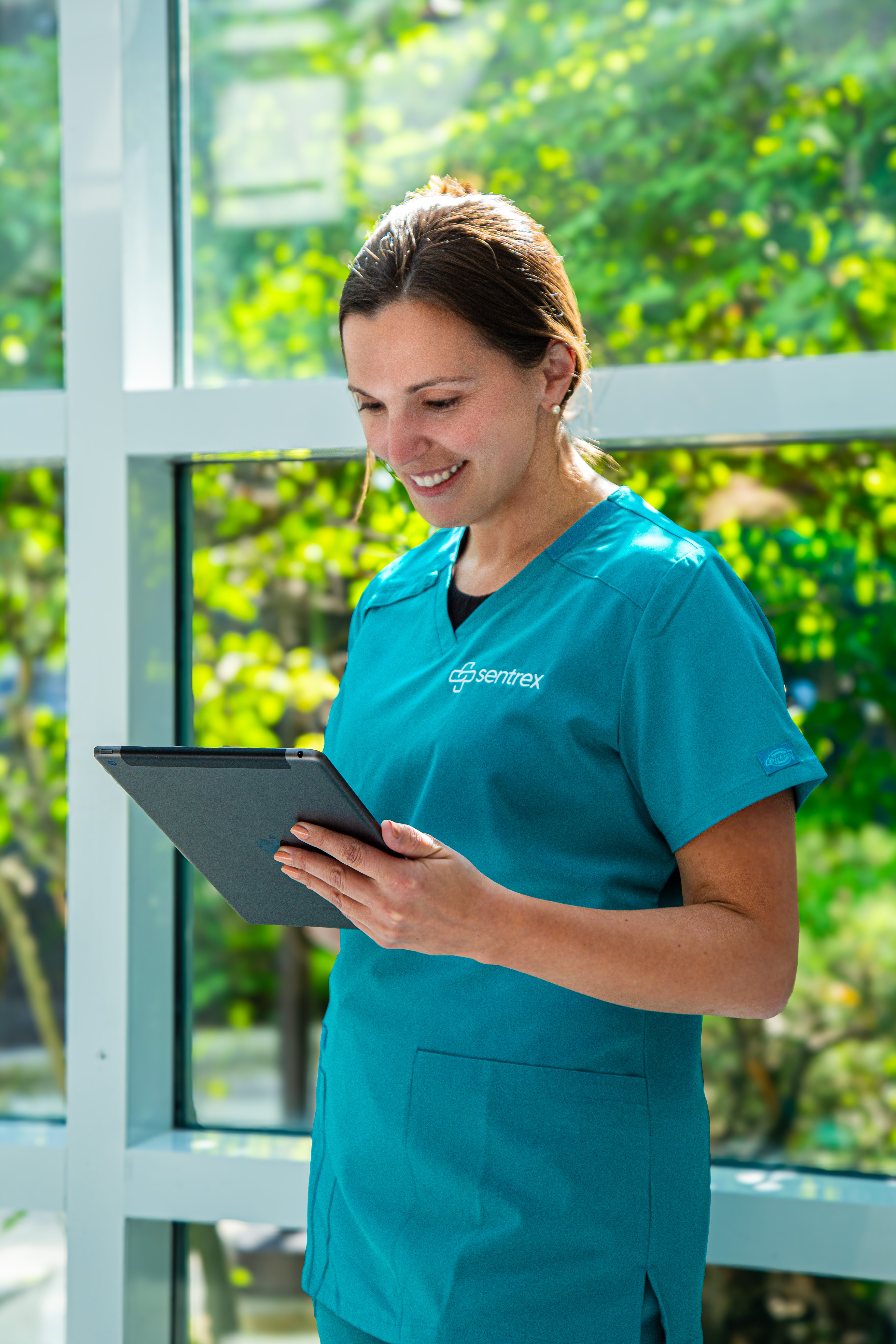 Infirmière de Sentrex consultant de l’information sur une tablette